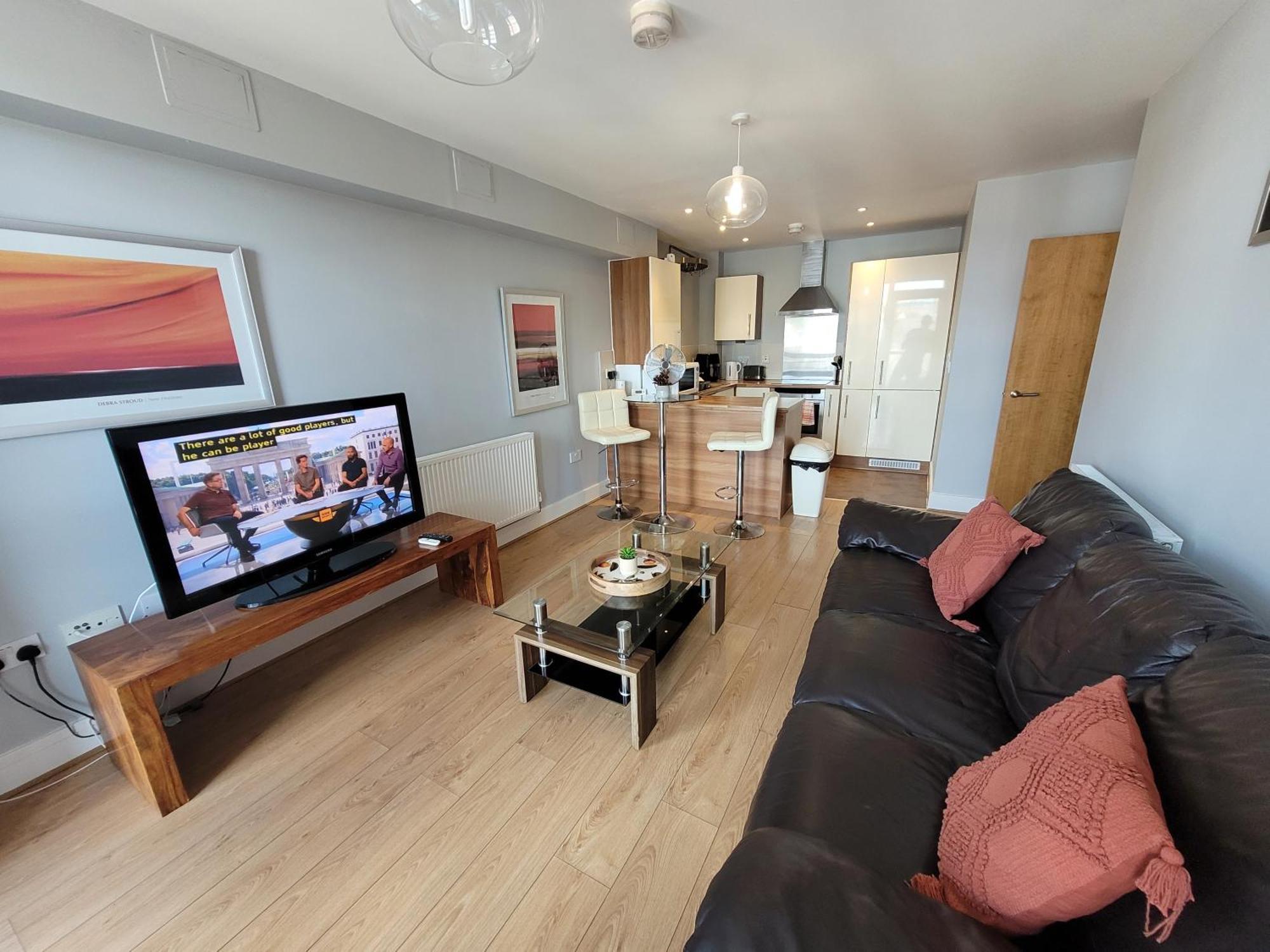 Lesley Court- A Lovely Spacious 2 Bedroom Apartment By Catchpole Stays Челмсфорд Экстерьер фото