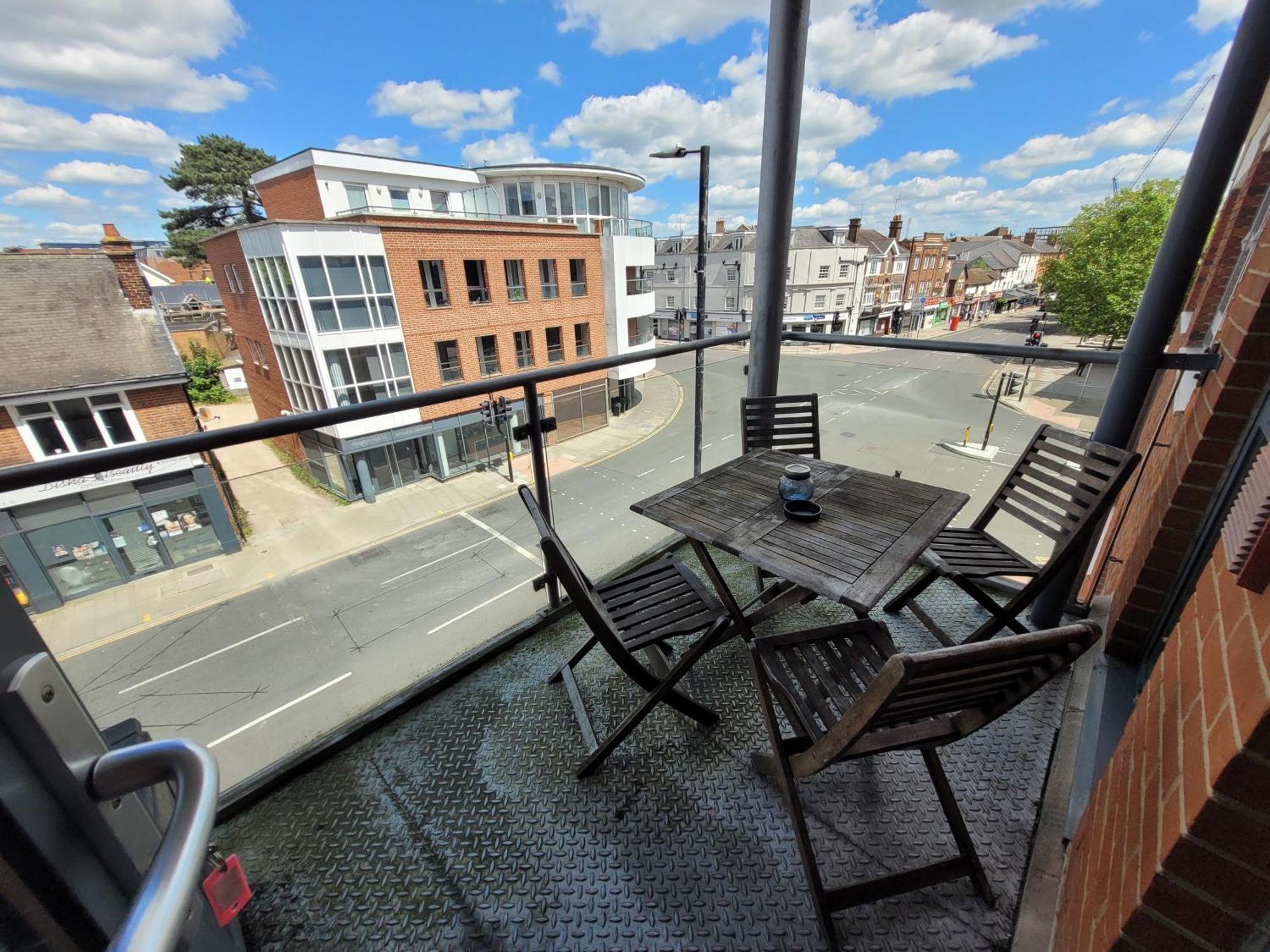 Lesley Court- A Lovely Spacious 2 Bedroom Apartment By Catchpole Stays Челмсфорд Экстерьер фото